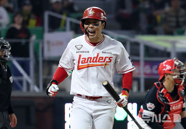 [인천=뉴시스] 이영환 기자 = 11일 오후 인천 미추홀구 SSG랜더스필드에서 열린 2025 프로야구 KIA 타이거즈와 SSG 랜더스의 더블헤더 2차전 경기, 6회말 1사 만루 SSG 고명준 타석에서 대타로 나선 한유섬이 밀어내기 볼넷을 얻어 역전에 성공하자 기뻐하고 있다. 2025.05.11. 20hwan@newsis.com