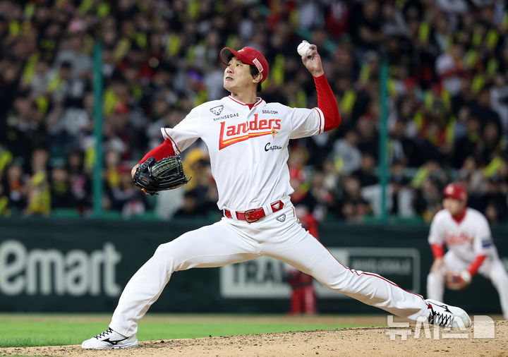 [인천=뉴시스] 이영환 기자 = 11일 오후 인천 미추홀구 SSG랜더스필드에서 열린 2025 프로야구 KIA 타이거즈와 SSG 랜더스의 더블헤더 2차전 경기, 7회초 SSG 선발 김광현이 역투하고 있다. 2025.05.11. 20hwan@newsis.com