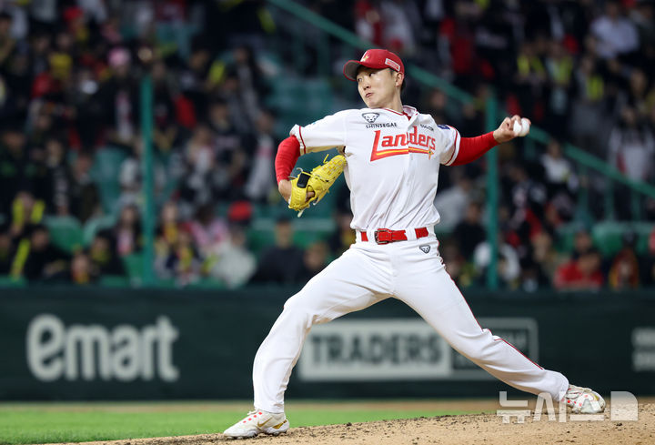 [인천=뉴시스] 이영환 기자 = 11일 오후 인천 미추홀구 SSG랜더스필드에서 열린 2025 프로야구 KIA 타이거즈와 SSG 랜더스의 더블헤더 2차전 경기, 9회초 SSG 김건우가 공을 던지고 있다. 2025.05.11. 20hwan@newsis.com