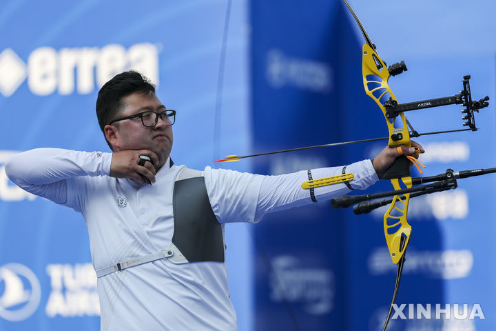 [상하이=신화/뉴시스] 김우진이 11일(현지 시간) 중국 상하이에서 열린 2025 양궁 현대 월드컵 2차 대회 리커브 남자 개인전 결승 경기를 펼치고 있다. 김우진은 마티아스 그란데(멕시코)를 7-1(26-26 28-24 30-28 30-27)로 꺾고 금메달을 목에 걸었다. 2025.05.12.