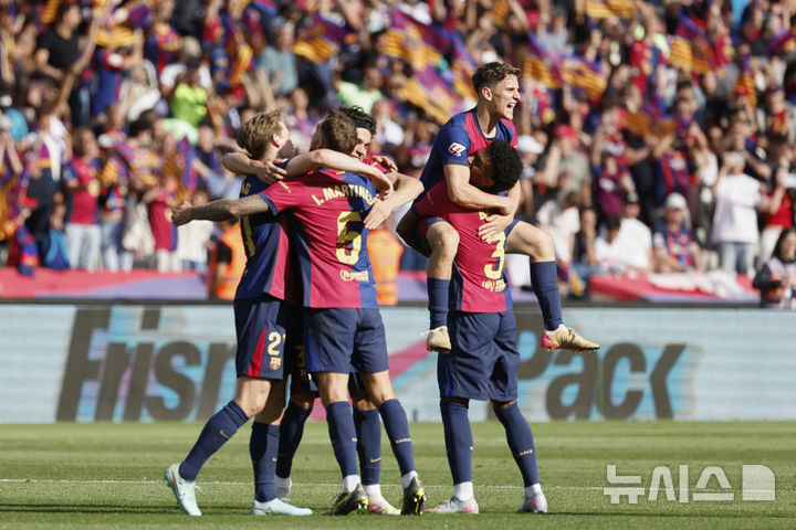 [바르셀로나=AP/뉴시스] 스페인 프로축구 프리메라리가 FC바르셀로나 선수단. 2025.05.11.