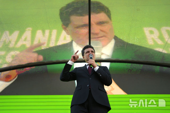 [부쿠레슈티=AP/뉴시스] 니쿠쇼르 단 루마니아 대통령 후보가 11일(현지 시간) 루마니아 부쿠레슈티에서 열린 유세 현장에서 지지자들에게 연설하고 있다.&nbsp; 단은 18일 대선 결선 투표에서 라이벌인 조르지 시미온을 누르고 승리했다. 2025.05.19.