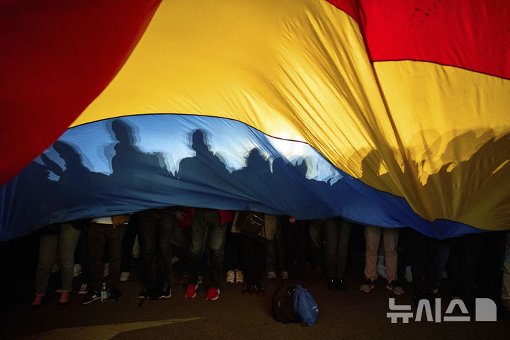 [부쿠레슈티=AP/뉴시스] 루마니아 대선 결선에서 낙선한 극우 성향 후보 제오르제 시미온 결속동맹(AUR) 대표가 외국의 선거 개입을 주장하며 대선 불복을 시사했다. 사진은 지난 11일(현지 시간) 루마니아 부쿠레슈티에서 열린 니쿠쇼르 단 대선 후보 유세 현장에 모인 지지자들의 모습. 2025.05.12.