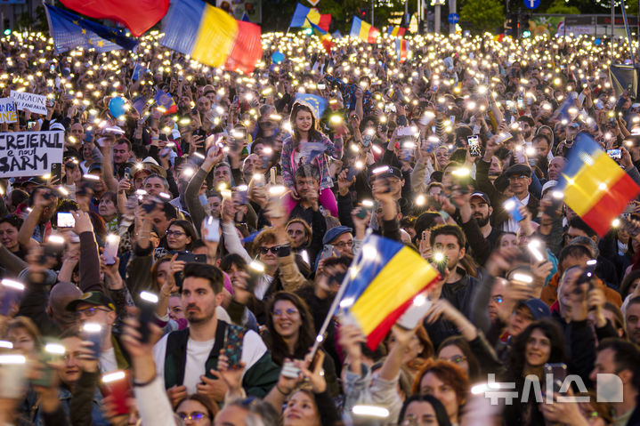 [부쿠레슈티=AP/뉴시스] 루마니아, 폴란드, 포르투갈이 18일(현지 시간) 일제히 전국단위 선거를 치른다. 외신은 "정치·경제적 긴장이 고조된 시기 민주주의의 방향을 결정할 '슈퍼 선데이'"라고 했다. 사진은 지난 11일 루마니아 부쿠레슈티에서 열린 니쿠쇼르 단 대선 후보 유세 현장. 2025.05.12.