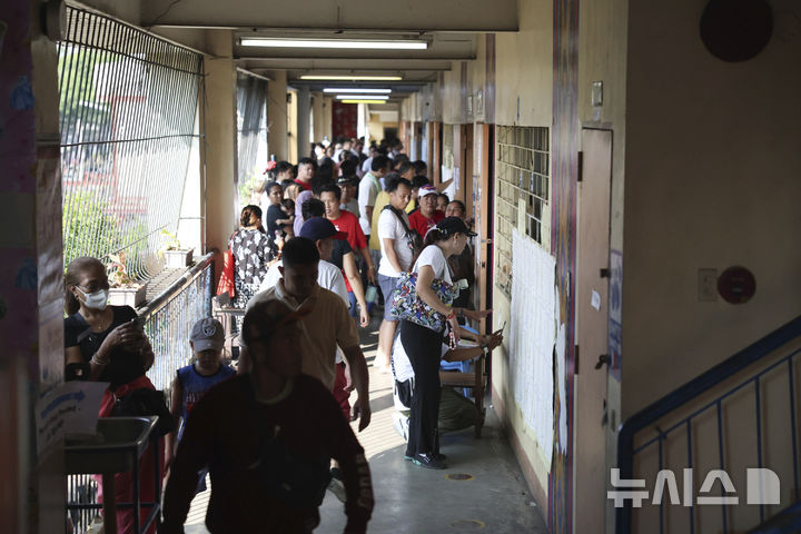 [케손시티=AP/뉴시스] 12일(현지 시간) 필리핀 케손시티의 한 투표소에서 유권자들이 투표 순서를 기다리고 있다. 필리핀은 이날 오전 7시부터 상·하원의원, 시장·주지사 등을 뽑는 중간선거 투표를 시작했다. 2025.05.12.