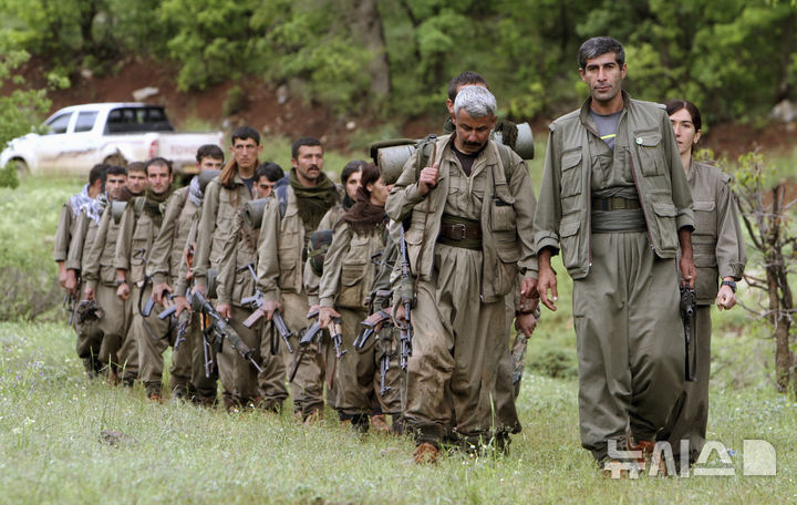 [헤로르(이라크)=AP/뉴시스]2013년 5월14일 이라크 바그다드에서 북서쪽으로 430㎞ 떨어진 다후크 북동쪽 헤로르 지역에 쿠르드노동자당(PKK) 소속 무장 쿠르드족 전사들이 진입하고 있다. 튀르키예에서 오랫동안 반란을 일으켜온 쿠르드족 무장단체가 3일 이라크 북부에서 전투원들이 무기를 반납하기 시작할 것이라고 발표, 평화 과정의 일환으로 군축을 향한 첫 구체적 조치를 취했다. 2025.07.03.