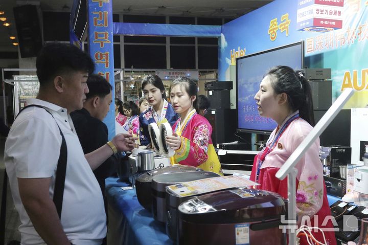 [평양=AP/뉴시스]2025년 5월12일 북한 평양 중앙청년회관에서 열린 제23회 평양 봄 국제무역박람회를 사람들이 둘러보고 있다. 북한이 10월 열리는 국제무역박람회에 서방 인플루언서들의 참가를 금지했다고 중국 여행사 영 파이오니어 투어(YPT)가 7일 밝혔다고 AFP 통신이 보도했다. 2025.07.07.