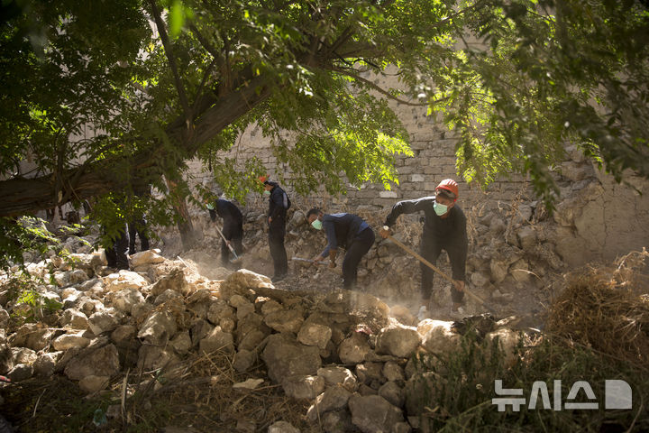 [AP/뉴시스] 2019년 자료사진으로 IS의 칼리프 수도 노릇을 했던 시리아 동부 락까 부근에서 집단매장지가 발견돼 발굴하고 있다