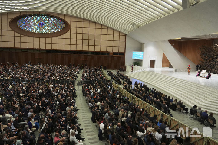 [AP/뉴시스] 레오 14세 교황이 12일 성베드로 대성당 옆의 요한6세 강당에서 바티카에 취재하러 왔던 국제 기자들과 얼굴을 마주하는 간단한 회견을 하고 있다.