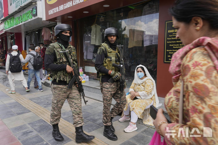 [스리나가르=AP/뉴시스]'사실상 핵보유국'인 인도와 파키스탄이 극적인 휴전에 합의한 후 12일(현지 시간) 첫 군 수뇌부 회담을 가졌다. 국경 병력 감축을 위한 조치를 검토하기로 합의했다. 사진은 인도령 카슈미르 중심 도시 스리나가르에서 12일 인도군이 경비를 서고 있는 모습. 2025.05.13.