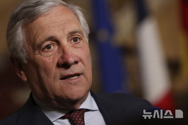 [런던=AP/뉴시스]안토니오 타야니 이탈리아 부총리 겸 외무장관이 지난 12일(현지 시간) 영국 런던에서 열린 '바이마르+(플러스) 외무장관 회의 후 취재진에게 말하고 있다. 2025.05.26.