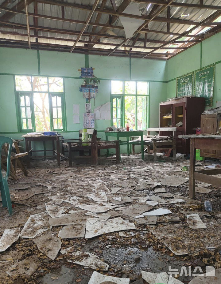 [AP/뉴시스] 미얀군 정부군의 전투기 공습을 당한 사강잉 지역 학교 교실 