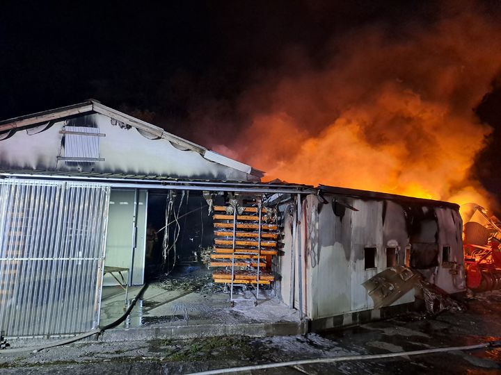 [남원=뉴시스] 12일 오전 3시25분께 전북 남원시 주생면의 목공예 작업장에서 불이 나 1시간15분여만에 진화됐다. (사진=전북도소방본부 제공) 2025.05.12. photo@newsis.com *재판매 및 DB 금지