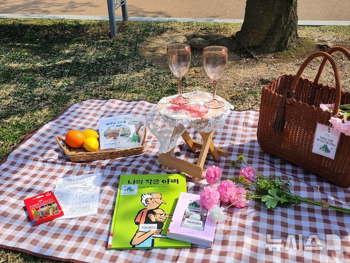 [용인=뉴시스]북크닉 프로그램 참가자에게 대여하는 꾸러미(사진=용인시 제공)2025.05.12.photo@newsis.com