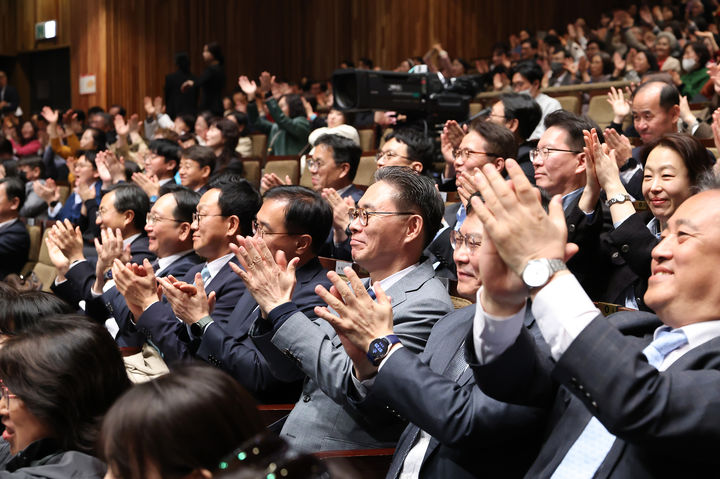 모범납세자들과 열린음악회 방청하는 강민수 국세청장.(사진 : 국세청 제공) 2025.5.12. *재판매 및 DB 금지