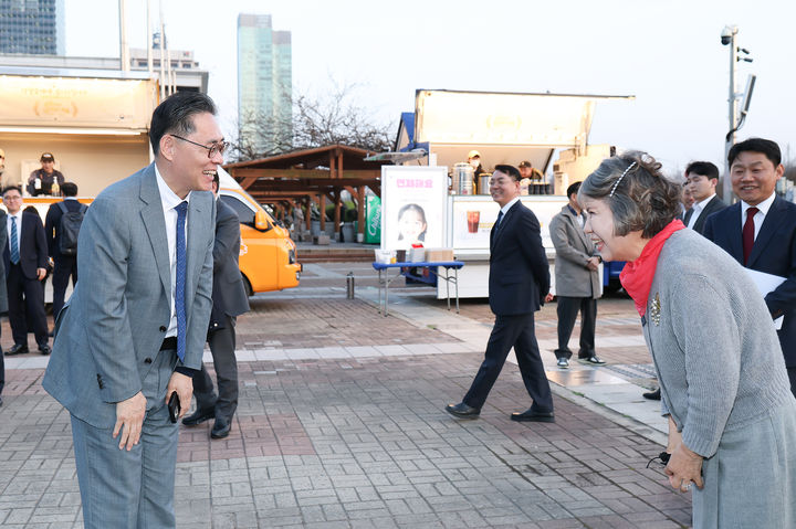 모범납세자들과 인사하는 강민수 국세청장.(사진 : 국세청 제공) 2025.5.12. *재판매 및 DB 금지