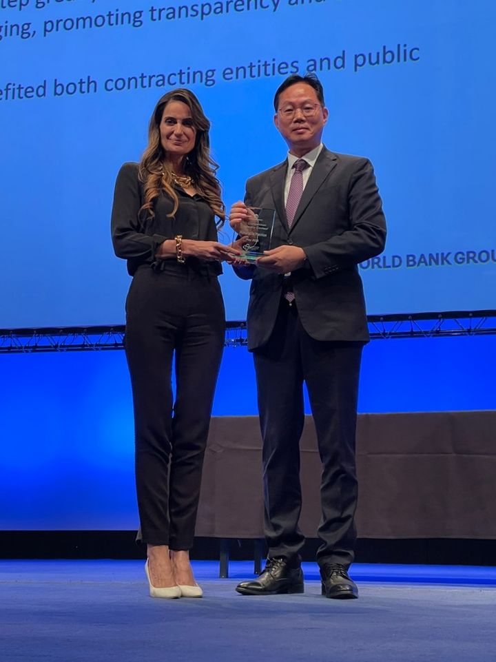 [세종=뉴시스]안병훈 공정위 조사관리관은 지난 7일(현지 시간)부터 3일간 영국 에든버러에서 개최된 제24차 국제경쟁네트워크(ICN) 연차총회에 수석대표로 참석했다. 공정위는 처음으로 ICN-WBG 경쟁주창 대회 시상식에서 아너러블 멘션(Honorable Mention)을 받았다.(사진=공정위 제공) *재판매 및 DB 금지