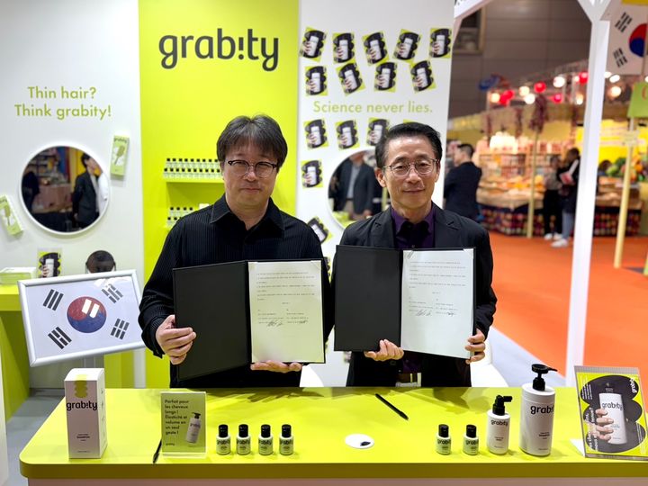 롯데홈쇼핑은 지난 11일 프랑스 파리 포르트 드 베르사유 전시장에서 폴리페놀팩토리와 기능성 탈모샴푸 '그래비티'의 해외수출 독점 계약을 체결했다. 사진은 (왼쪽부터) 이해신 폴리페놀팩토리 대표, 김재겸 롯데홈쇼핑 대표 (사진=롯데홈쇼핑 제공) *재판매 및 DB 금지