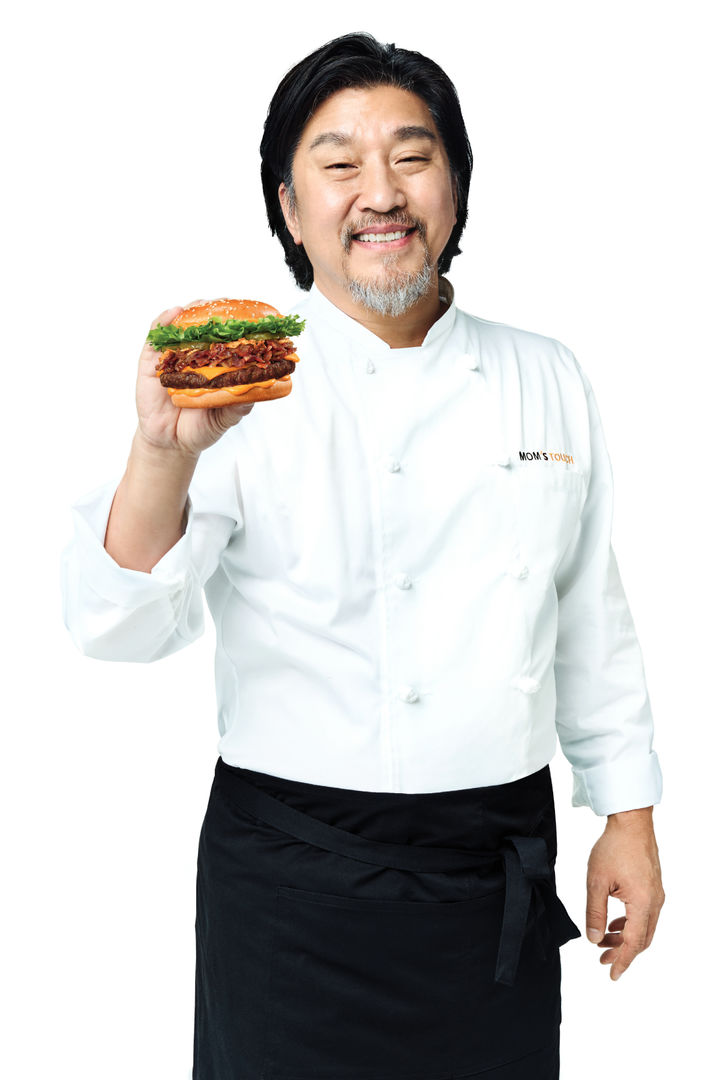 [서울=뉴시스] '에드워드 리 비프버거'를 들고 있는 에드워드 리 셰프(사진=맘스터치 제공) *재판매 및 DB 금지