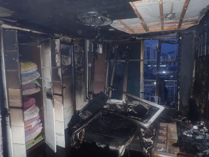 [부산=뉴시스] 12일 오전 4시24분께 부산 연제구의 한 아파트 7층에서 불이 났다. (사진=부산소방재난본부 제공) 2025.05.12. photo@newsis.com *재판매 및 DB 금지