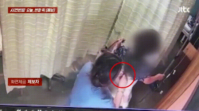 [서울=뉴시스] 지난 달 19일 한병원에서 간호조무사가 25개월 된 아기의 금목걸이를 훔치는 사건이 발생했다.(영상=JTBC '사건반장' 캡쳐) 2025.05.12 *재판매 및 DB 금지