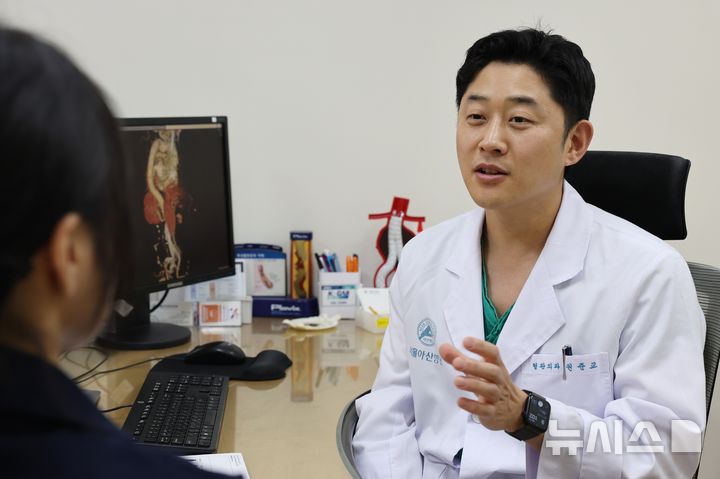 [서울=뉴시스]권준교 서울아산병원 혈관외과 교수가 심혈관질환 환자를 진료하고 있다. (사진= 서울아산병원 제공) 2024.05.12. photo@newsis.com. 