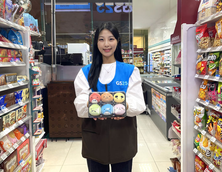 [서울=뉴시스] 편의점 GS25가 232만 유튜브 크리에이터 '잠뜰 TV', '페퍼앤솔트'와 손잡고 차별화 굿즈 상품을 출시한다고 12일 밝혔다. (사진=편의점 제공) *재판매 및 DB 금지