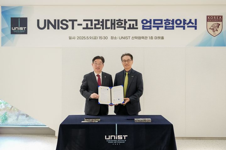 [울산=뉴시스] 구미현 기자 = 박종래 UNIST 총장(오른쪽)과 김동원 고려대 총장이 업무협약을 체결한 뒤 기념사진을 촬영하고 있다. (사진=UNIST 제공) 2025.05.12. photo@newsis.com *재판매 및 DB 금지