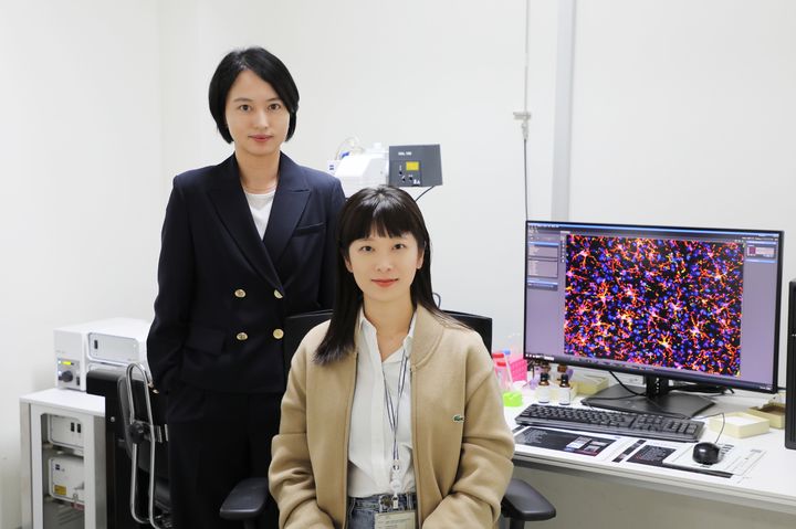 [대구=뉴시스] 대구경북과학기술원(DGIST) 뇌과학과 엄지원 교수(왼쪽)와 정혜지 박사. (사진=DGIST 제공) 2025.05.12. photo@newsis.com *재판매 및 DB 금지