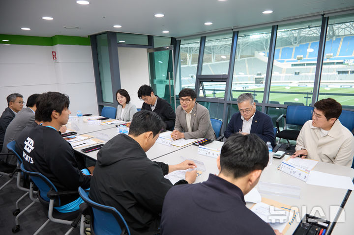 [용인=뉴시스]용인시의회 의원연구단체 'Sports City 8'의 프로축구단 창단 관련 간담회(사진=용인시의회 제공)2025.05.12.photo@newsis.com
