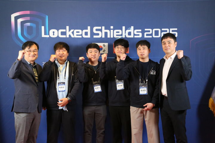 KT클라우드 락드쉴즈 참가 직원들이 (왼쪽첫번째)강영익 정보보호담당, (왼쪽여섯번째) 최지웅 KT클라우드 대표와 기념촬영 하고 있다(사진=KT클라우드 제공) *재판매 및 DB 금지