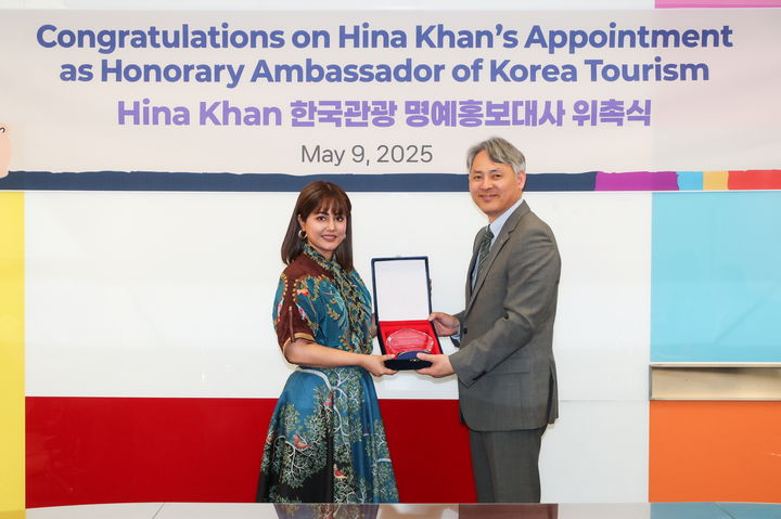 9일 홍보 대사 위촉식에서 포즈를 취한 인도 여성 배우 히나 칸(왼쪽)과 한국관광공사 김종훈 국제마케팅실장 *재판매 및 DB 금지