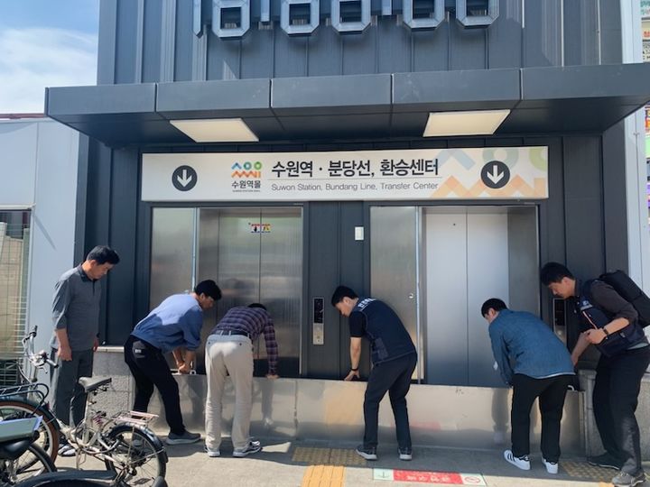 [수원=뉴시스] 경기도가 여름철 집중호우에 대비해 침수와 붕괴 위험이 있는 취약시설을 대상으로 안전점검을 실시했다. (사진=경기도 제공) 2025.05.12. photo@newsis.com *재판매 및 DB 금지