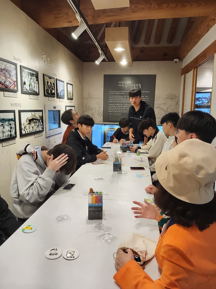 [대구=뉴시스] 대구 중구는 자매도시와의 실질적인 교류 활성화를 위해 '교통편의 지원사업'을 이달부터 10월까지 본격 추진한다. 지난 9일 안동 경일고 근대골목투어 사진. (사진=대구시 중구 제공) 2025.05.12. photo@newsis.com *재판매 및 DB 금지