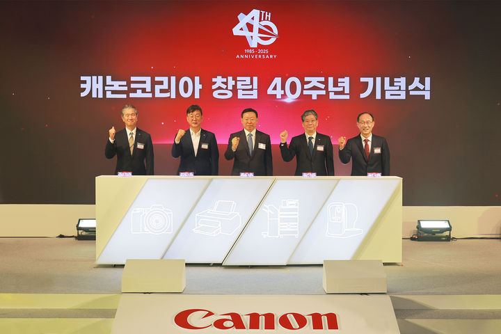 [서울=뉴시스]캐논코리아가 창립 40주년을 맞아 지난 9일 경기 캐논코리아 안산사업소에서 창립 40주년 기념식을 개최했다. (왼쪽부터) 키요미 테츠지 캐논 이미징 사업본부 부본부장, 이민근 안산시장, 신동빈 롯데 회장, 코시미즈 요시유키 캐논 디지털프린팅 사업본부 소장, 박정우 캐논코리아 대표이사가 기념사진을 찍고 있다. (사진 = 캐논코리아) 2025.05.12. photo@newsis.com&nbsp; *재판매 및 DB 금지