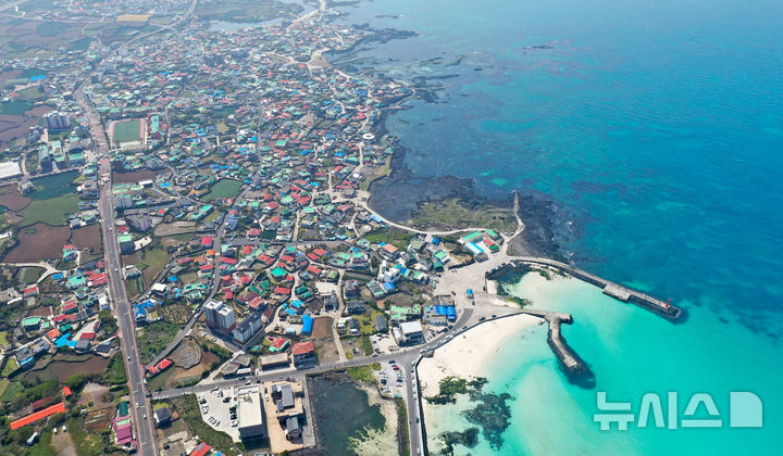 [제주=뉴시스] 우장호 기자 = 상공에서 바라본 제주시 구좌읍 김녕 해안가 인근 모습. (사진=뉴시스 DB) 2025.05.12. photo@newsis.com *재판매 및 DB 금지