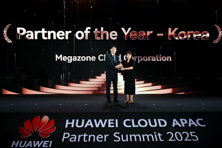 화웨이 클라우드 아태지역 파트너 서밋 올해의 파트너 시상식에서 (왼쪽부터) 메가존클라우드 선종윤 그룹장이 화웨이 클라우드 코리아 파트너 디렉터 에리카 임으로부터 트로피를 전달받고 있다.(사진=메가존클라우드 제공) *재판매 및 DB 금지
