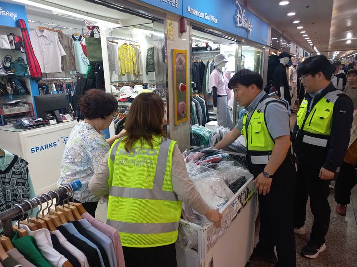 [부산=뉴시스] 부산 지역 지하도상가에 대한 계도 활동이 진행되고 있다. (사진=부산시설공단 제공) 2025.05.12. photo@newsis.com *재판매 및 DB 금지