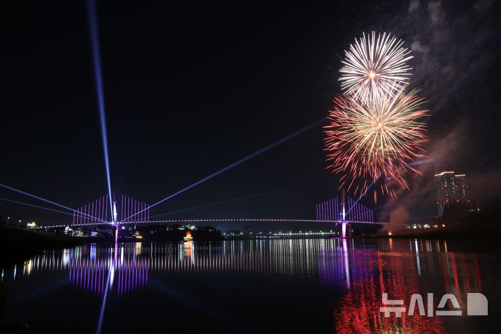 [여주=뉴시스]여주남한강출렁다리에서 벌어진 제37회 여주도자기축제 폐막식 불꽃놀이(사진=여주세종문화관광재단 제공)2025.05.12.photo@newsis.com