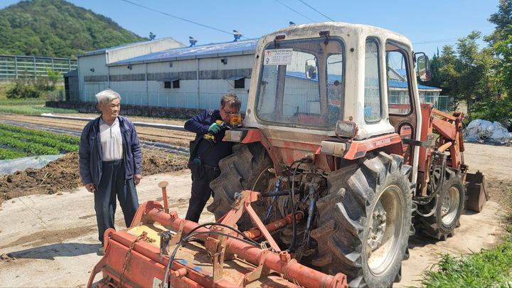 [진주=뉴시스] 경남 진주시는 지난 2일부터 9일까지 경운기, 트랙터 등 93대의 농기계에 농업인 안전사고 예방을 위해 등화장치를 부착 지원했다고 12일 밝혔다. (사진=진주시 제공) 2025.05.12. photo@newsis.com *재판매 및 DB 금지