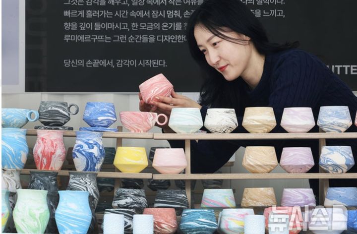 [여주=뉴시스]도자기 작품을 감상하는 관람객(사진=여주세종문화관광재단 제공)2025.05.12.photo@newsis.com