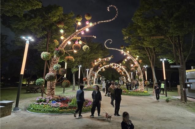 [울산=뉴시스] 울산시는 5월 16일부터 18일까지 열리는 '2025 태화강 국가정원 봄꽃축제'를 앞두고 태화강 국가정원에 설치된 포토존(사진 촬영구역)이 시민들로부터 큰 인기를 얻고 있다고 12일 밝혔다. (사진= 울산시 제공) 2025.05.12.photo@newsis.com *재판매 및 DB 금지