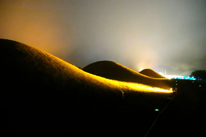 [창녕=뉴시스] 창녕 고분군 일원 달빛과 조명이 어우러진 밤으로 물들여 감성적인 분위기를 연출하고 있다. (사진= 창녕군 제공) 2025.05.12. photo@newsis.com *재판매 및 DB 금지