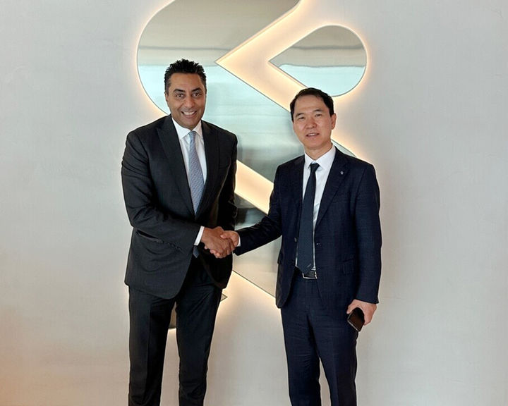 신학기 수협은행장(오른쪽)이 스탠다드차타드은행 UK본부 사이프말릭(Saif Malik) 대표를 예방해 기념촬영을 하고 있다. (사진=수협은행 제공) *재판매 및 DB 금지