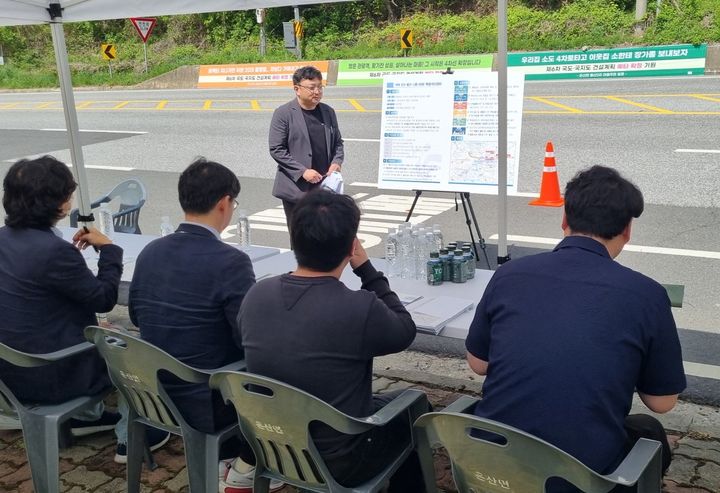 [부여=뉴시스] 조명휘 기자 = 한국개발연구원(KDI)이 부여군 은산면에서 국도29호선 대규모 도로망 확충을 위한 예타 현장조사 활동을 벌이고 있다. (사진= 부여군 제공) 2025.05.12. photo@newsis.com *재판매 및 DB 금지
