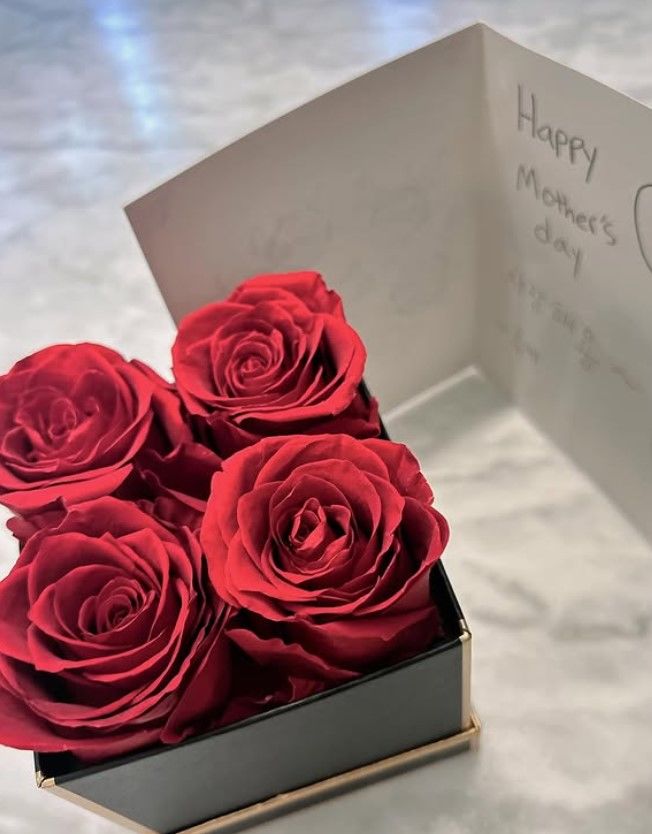 [서울=뉴시스] 배우 손태영이 자녀가 준 꽃과 손편지를 자랑했다. (사진=손태영 인스타그램 캡처) 2025.05.12. photo@newsis.com&nbsp; *재판매 및 DB 금지