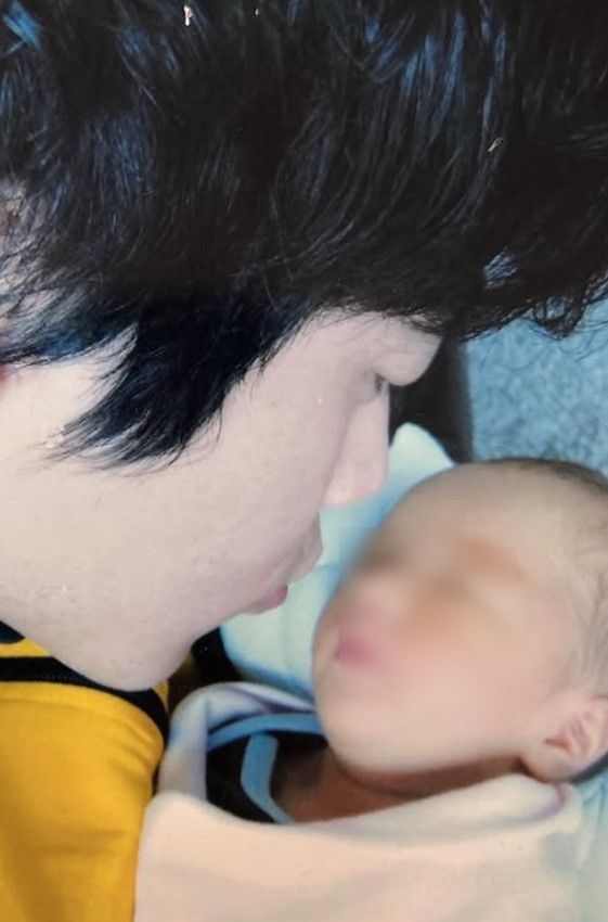 [서울=뉴시스] 배우 권상우가 갓 태어난 딸의 얼굴을 바라보고 있다. (사진=손태영 인스타그램 캡처) 2025.05.12. photo@newsis.com&nbsp; *재판매 및 DB 금지