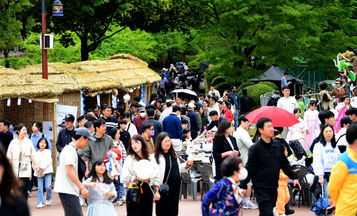 [진주=뉴시스]진주성에서 열린 진주논개제를 찾은 관람객들.(사진=진주시 제공).2025.05.12.photo@newsis.com *재판매 및 DB 금지