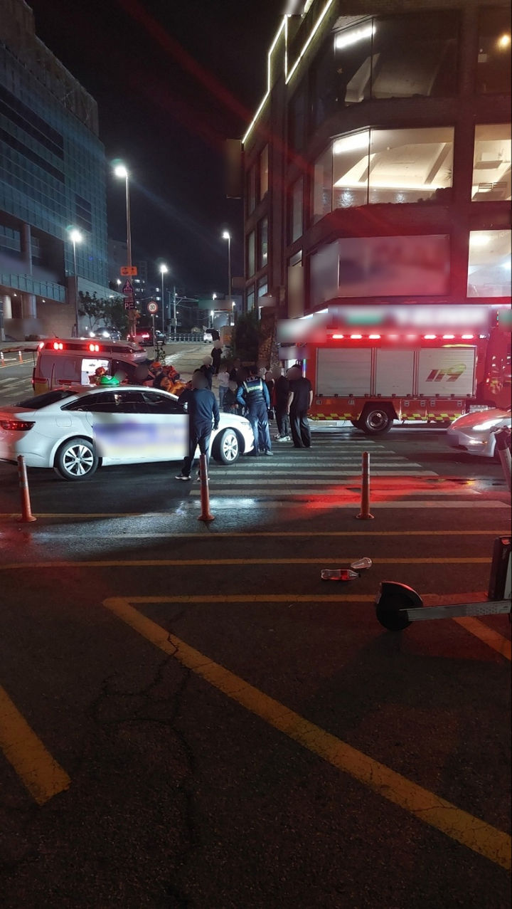 [부산=뉴시스] 11일 오후 10시8분께 부산 해운대구의 한 도로에서 60대가 운전한 택시가 승객을 태우고 우회전 하던 중 보행자 2명을 치었다. (사진=부산경찰청 제공) 2025.05.12. photo@newsis.com *재판매 및 DB 금지