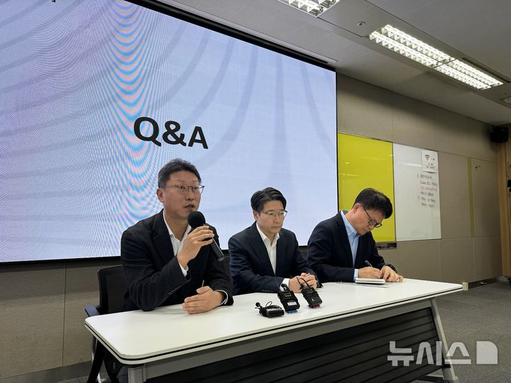 [서울=뉴시스] SK텔레콤이 12일 서울시 중구에 위치한 삼화빌딩에서 해킹 사고 이후 수습 상황에 대해 설명하는 브리핑을 열었다. (왼쪽부터)김희섭 PR센터장, 임봉호 MNO사업부장, 류정환 네트워크인프라센터장. (사진=심지혜 기자) 
